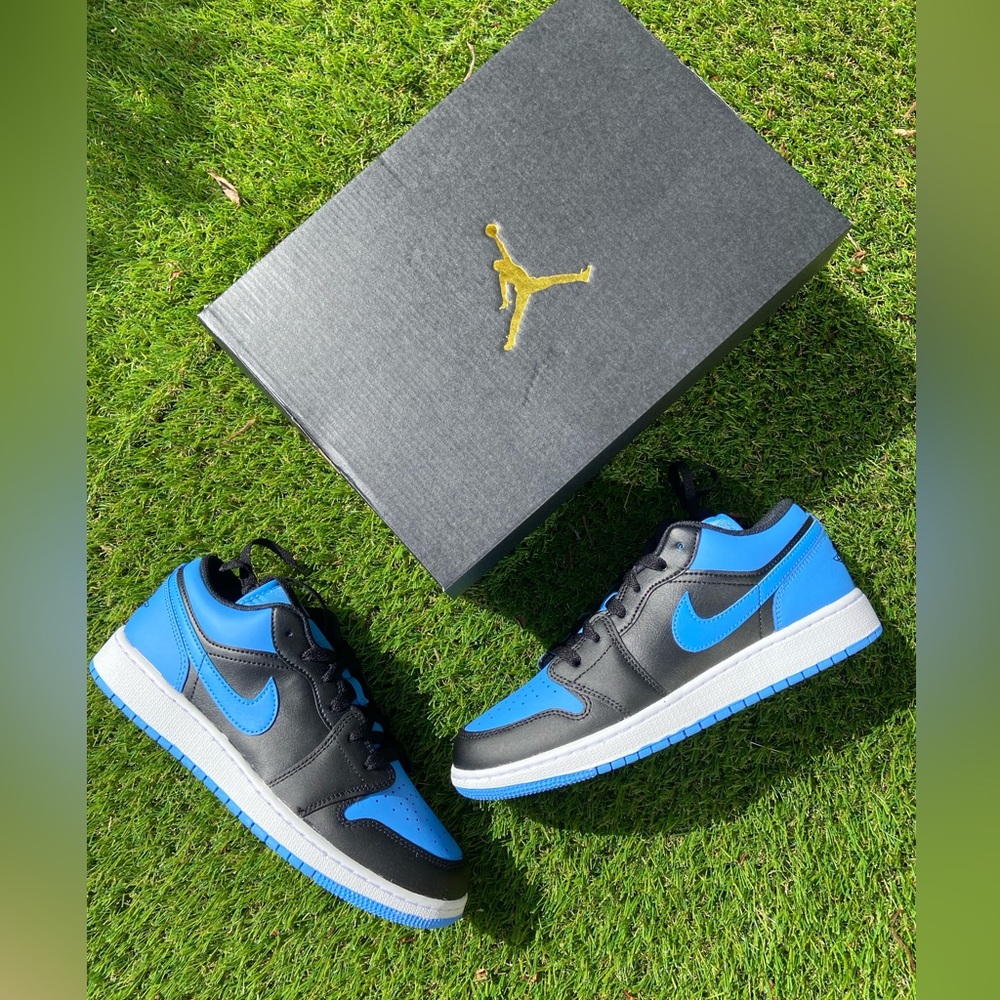 Jordan 1 Low Gradeschool ‘University Blue Black’